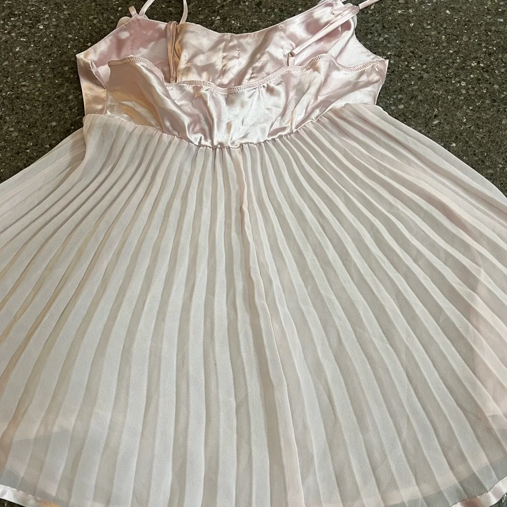 Vintage Victoria's Secret Light Pink Satin Chemise Flower Detail Pleated *Read* - Picture 5 of 8